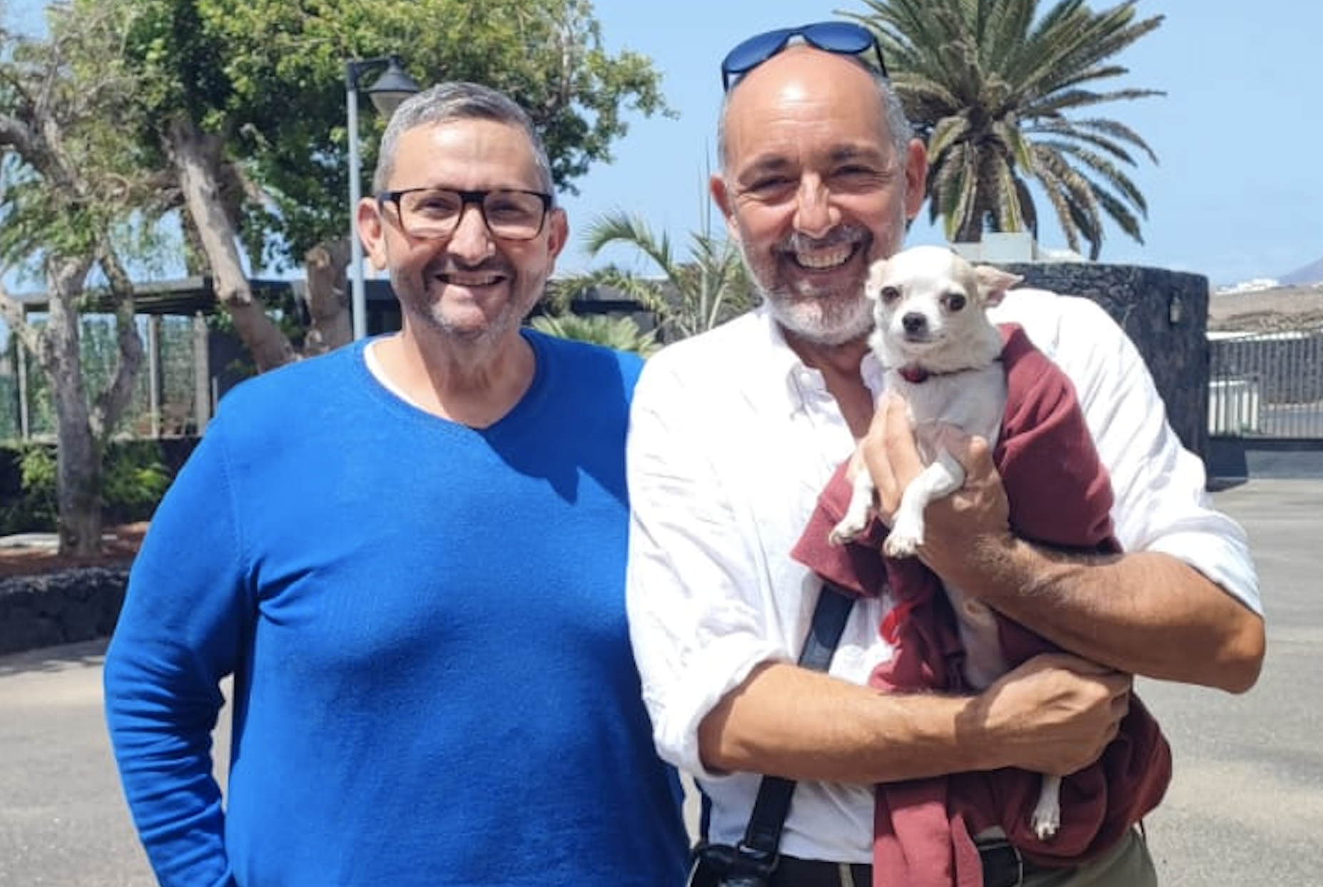 El concejal de Bienestar Animal, Marcos Lemes, junto al vecino de Haría Marcos y al perro Pancho. Foto: Ayuntamiento de Haría.