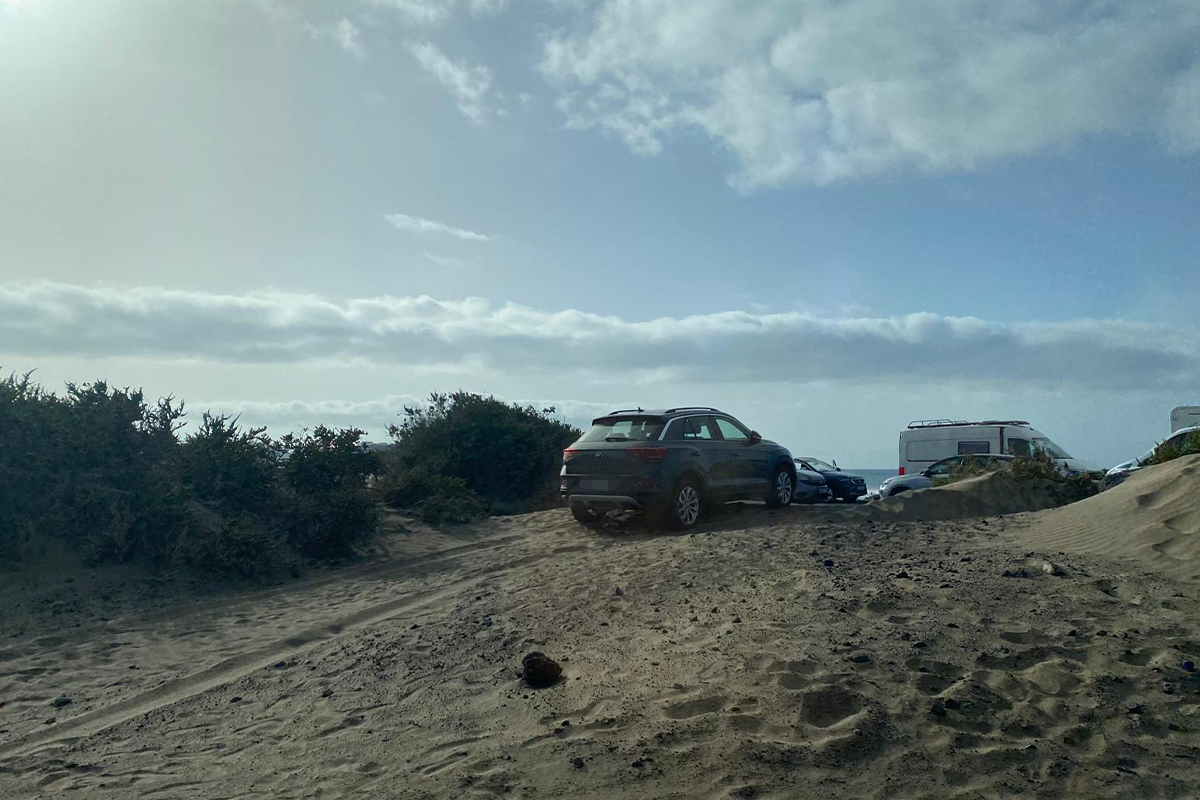 Pasa con su coche por encima de las dunas de Famara