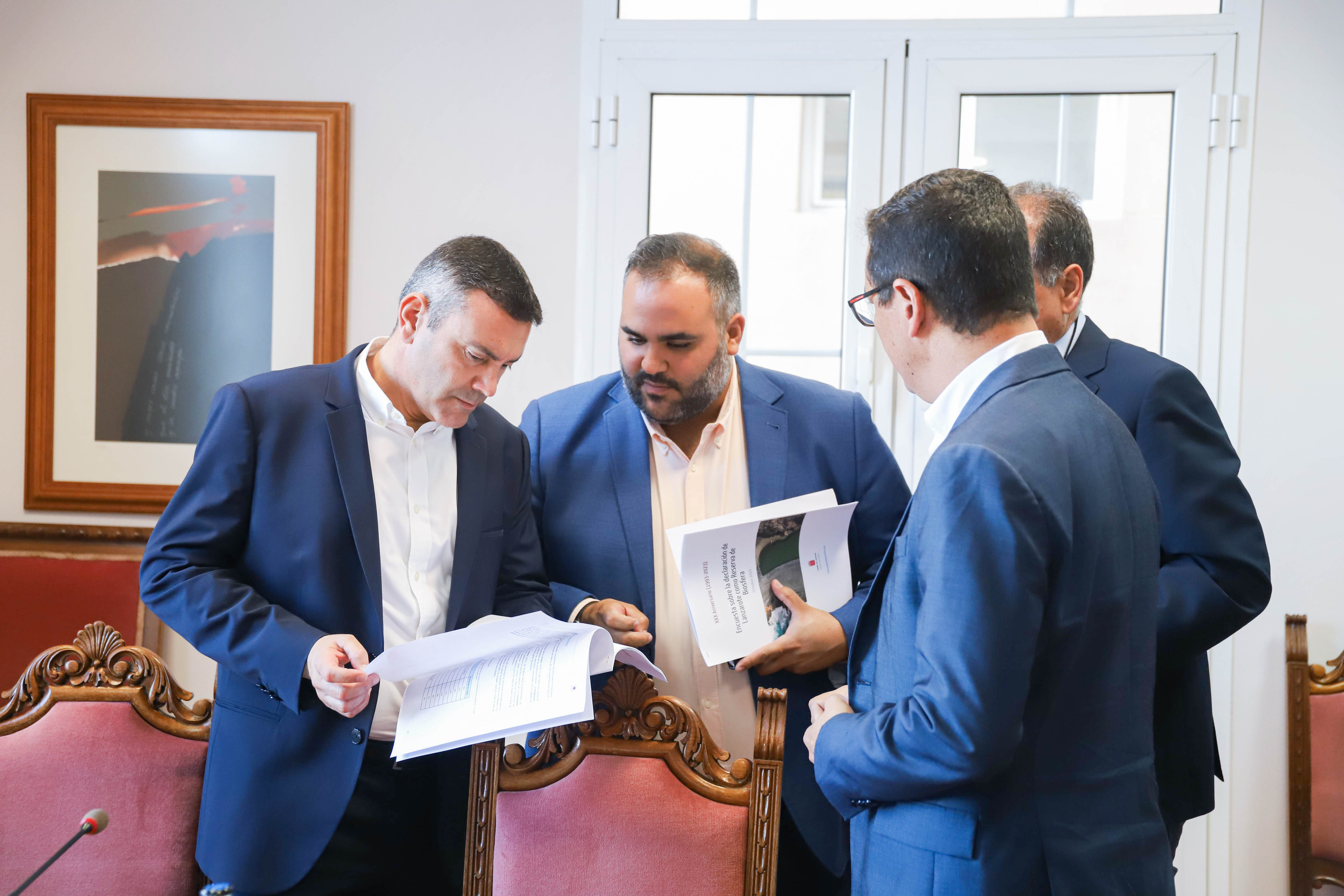 Visita del consejero Pablo Rodríguez para atajar el saneamiento de La Graciosa.