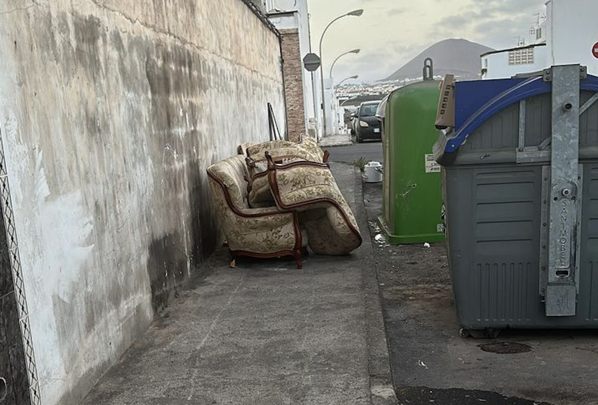 Sillones tirados en la calle La Majada de Arrecife. Foto: Cedida. 