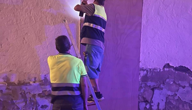 Operarios del Ayuntamiento de Arrecife tapiaron ayer los accesos a esta casa. Trabajos escoltados por la Policía Local