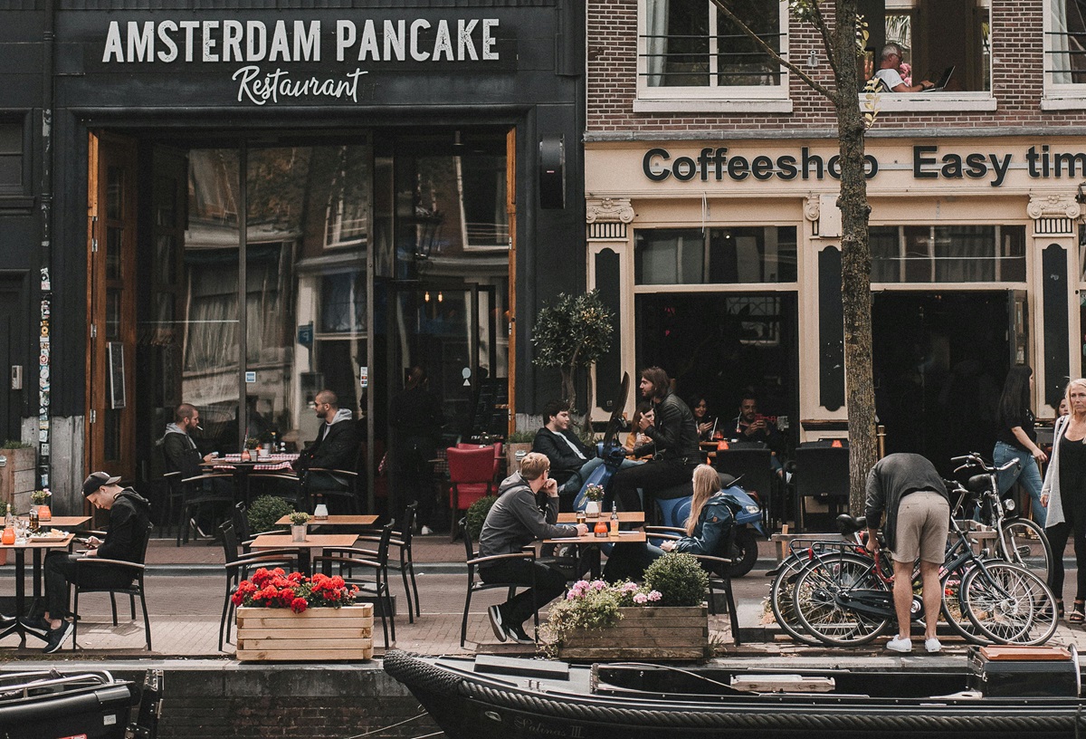 Una terraza junto a un canal de Ámsterdam. Masificación vs sostenibilidad turística.