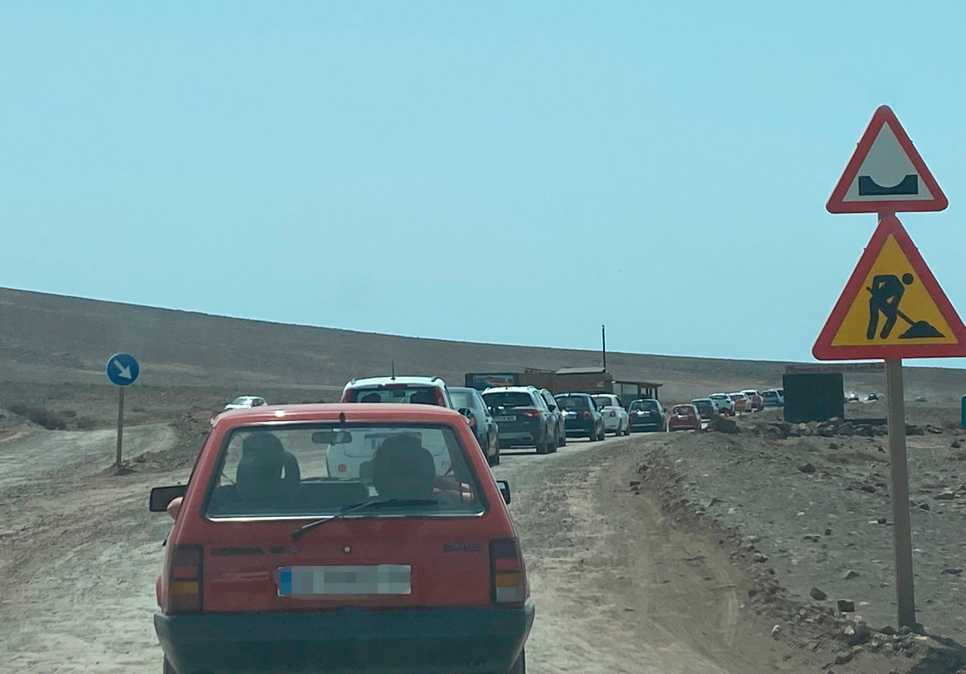 Varios vehículos en cola para acceder al Monumento Natural de Los Ajaches y las playas de Papagayo. Foto: La Voz de Lanzarote.