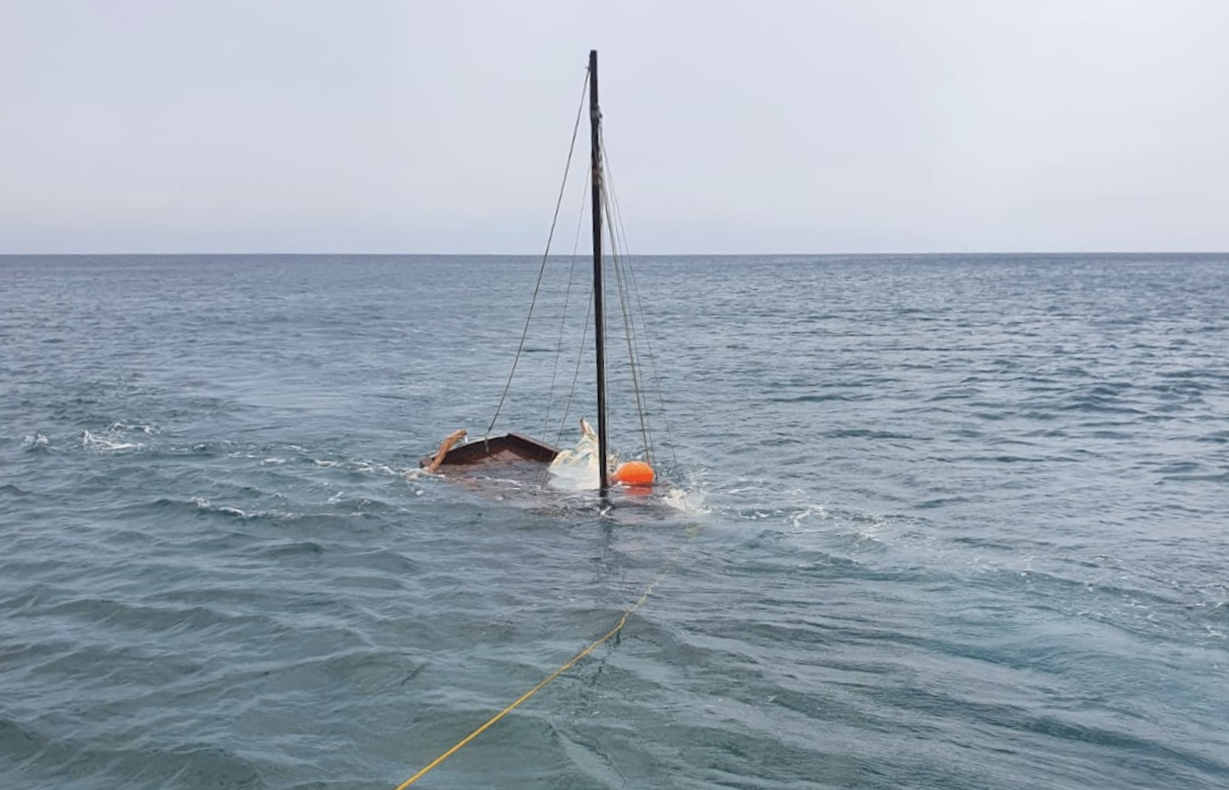 Rescatan a los tripulantes de un velero que estaba hundiéndose en Playa Honda.