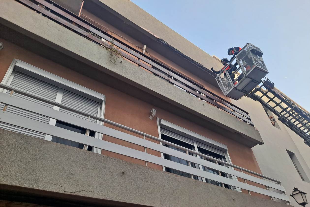 Los bomberos intervienen en la caída de cascotes en Arrecife