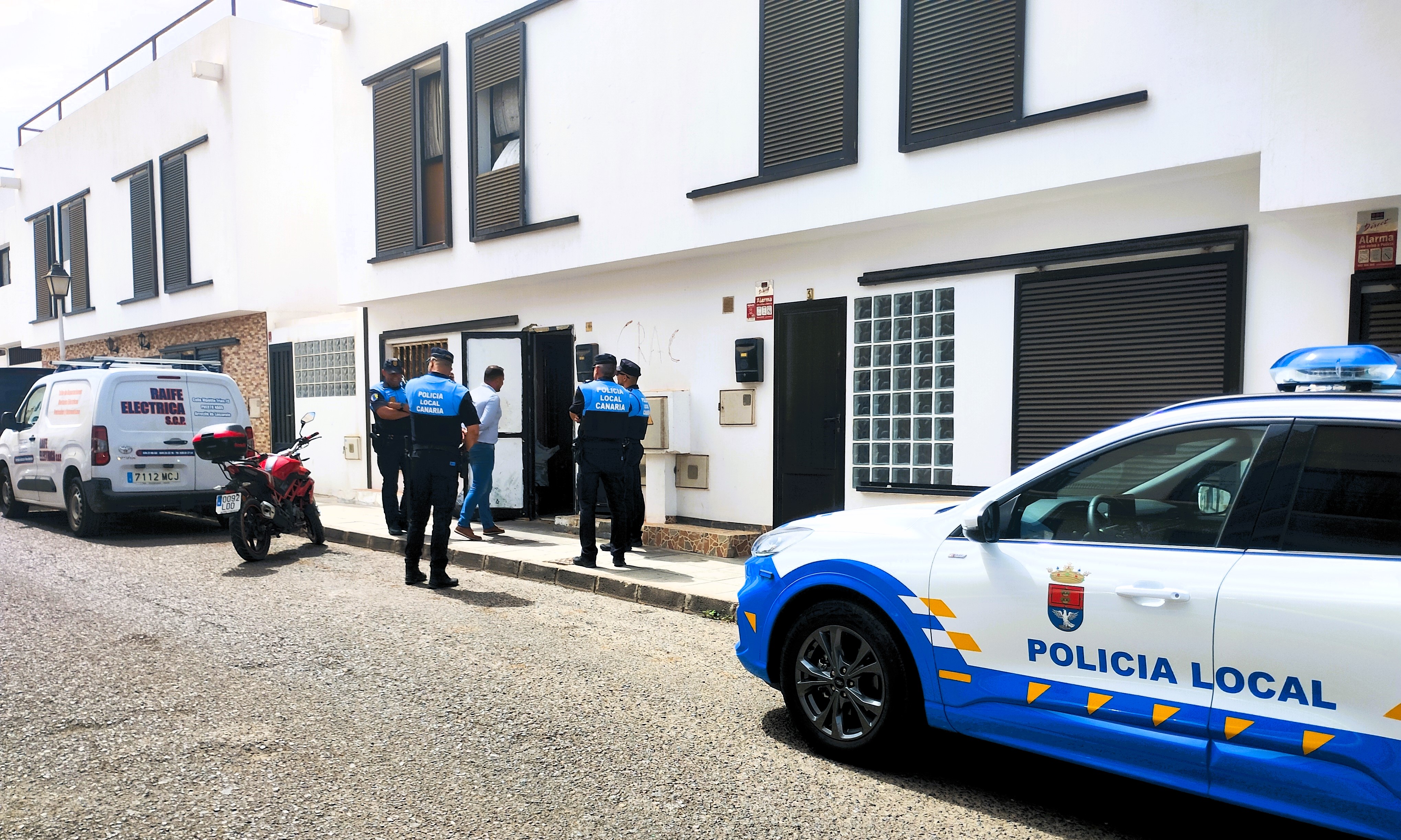 Dispositivo de la Policía Local de Arrecife ayer en Argana Alta. 