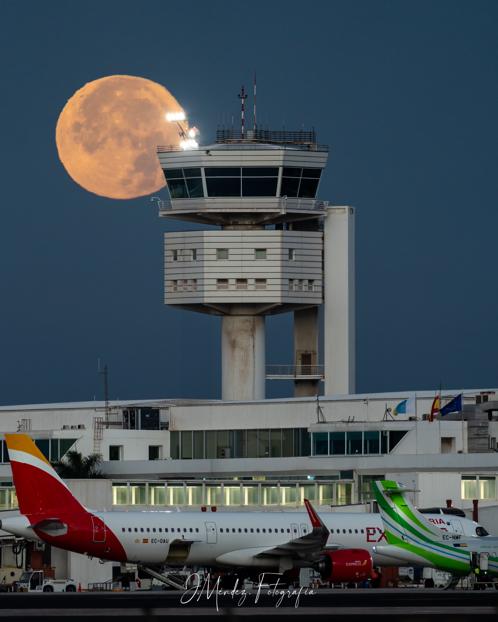 Puesta de La Luna junto a la torre de control del Aeropuerto César Manrique. Foto: Juan Méndez.