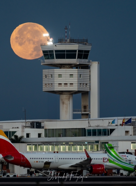 Puesta de La Luna junto a la torre de control del Aeropuerto César Manrique. Foto: Juan Méndez.