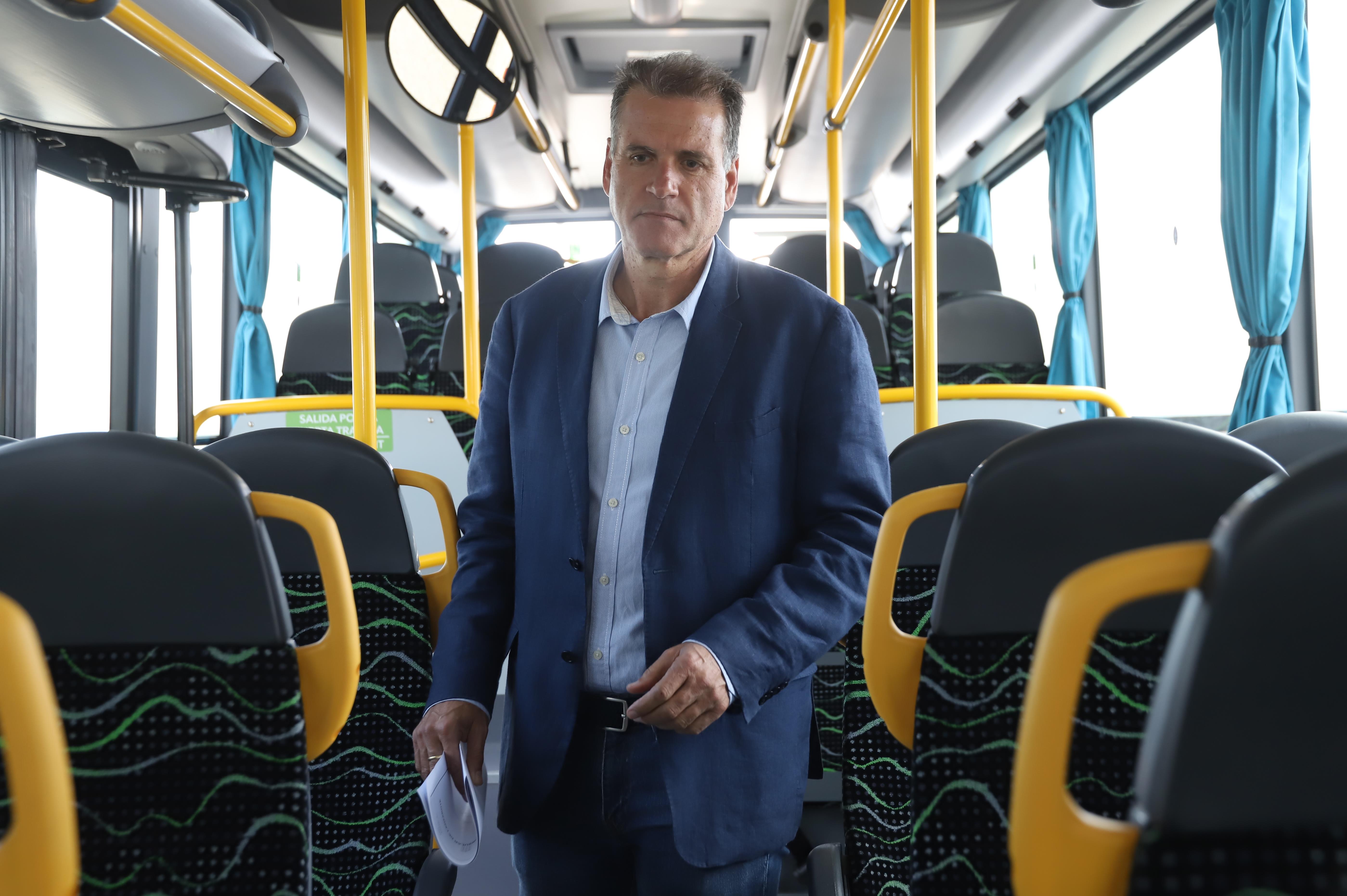 Domingo Cejas en una de las guaguas de Intercitybus Lanzarote