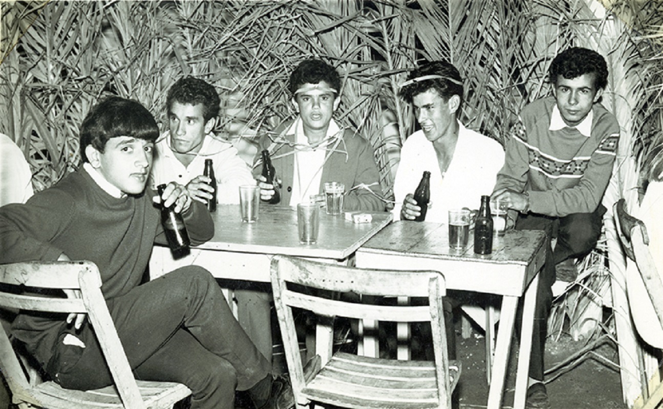 Varias personas disfrutan de las Fiestas de San Ginés en 1950. Foto: propietaria Marta Díaz Viña.