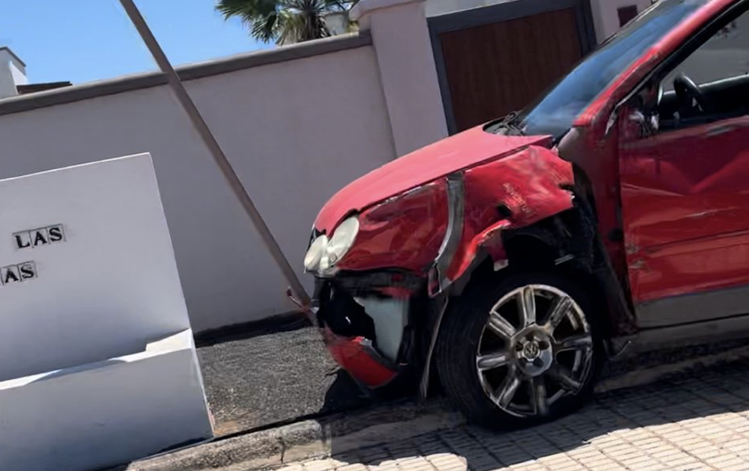 Herida tras chocar con su coche en Costa Teguise