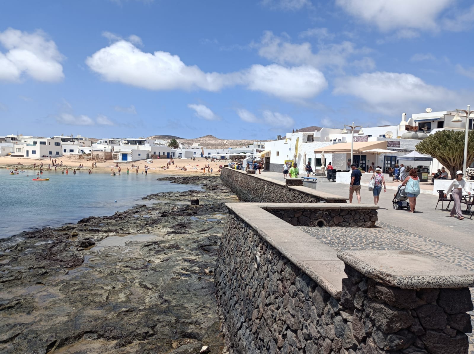 Vista del litoral del pueblo de Caleta de Sebo, en La Graciosa.