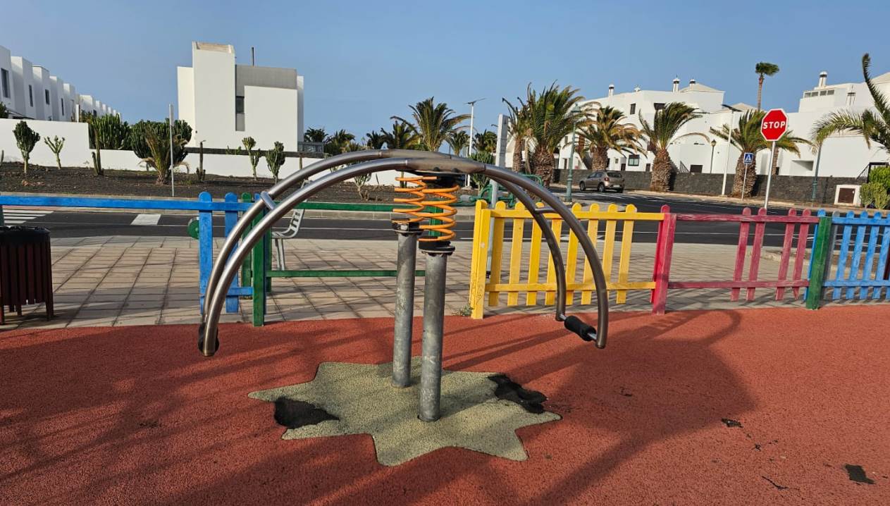 Quejas por el mal estado de un parque infantil de Costa Teguise