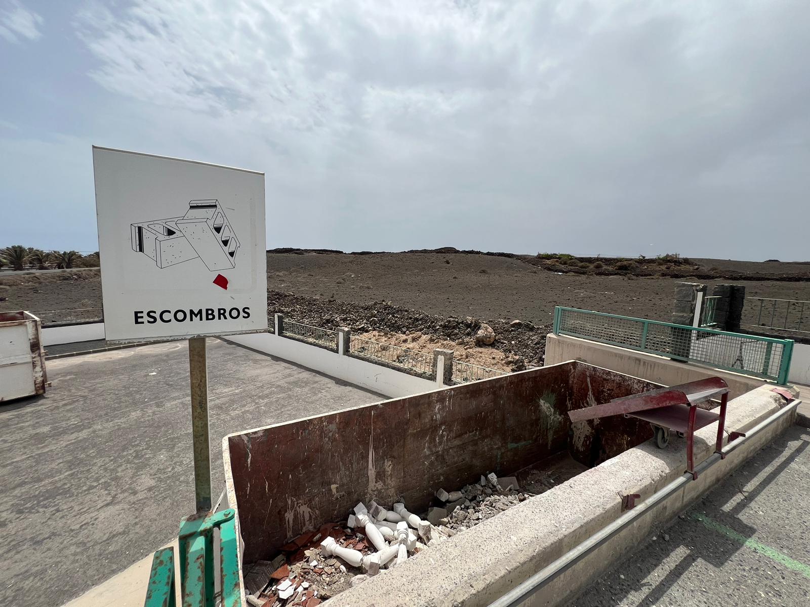 Escombros en uno de los Puntos Limpios de Lanzarote.