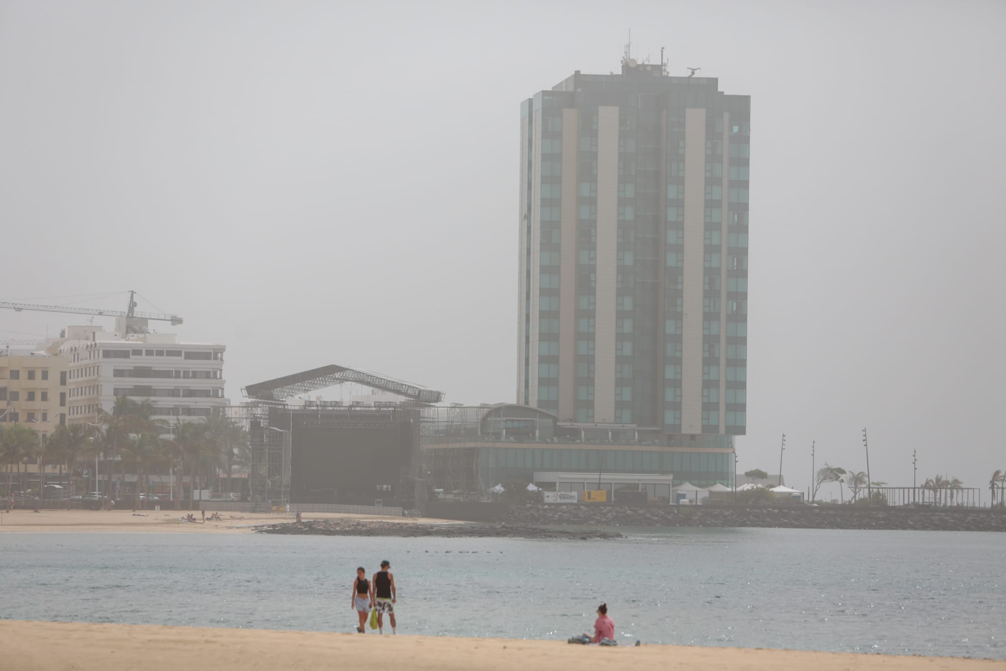 Bruma y Calima en la playa de El Reducto este agosto. Foto: Juan Mateos.