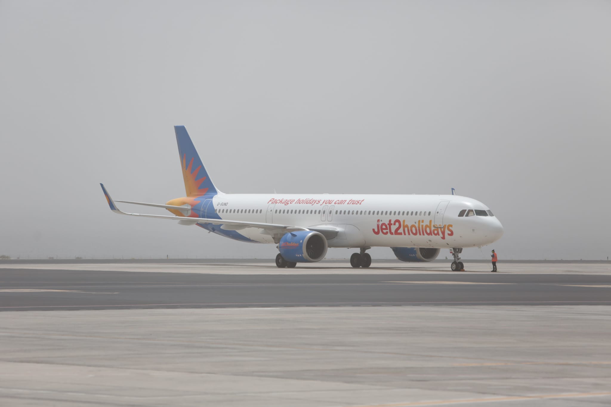 Un avión en el aeropuerto de Lanzarote, afectado por la bruma. Foto: Juan Mateos.