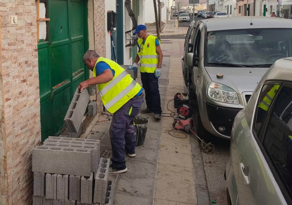 Operarios del Ayuntamiento de Arrecife tapiando el inmueble utilizado como fumadero en el barrio de Maneje.