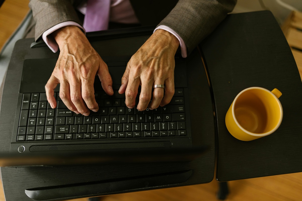 Una persona mayor de 55 años trabajando