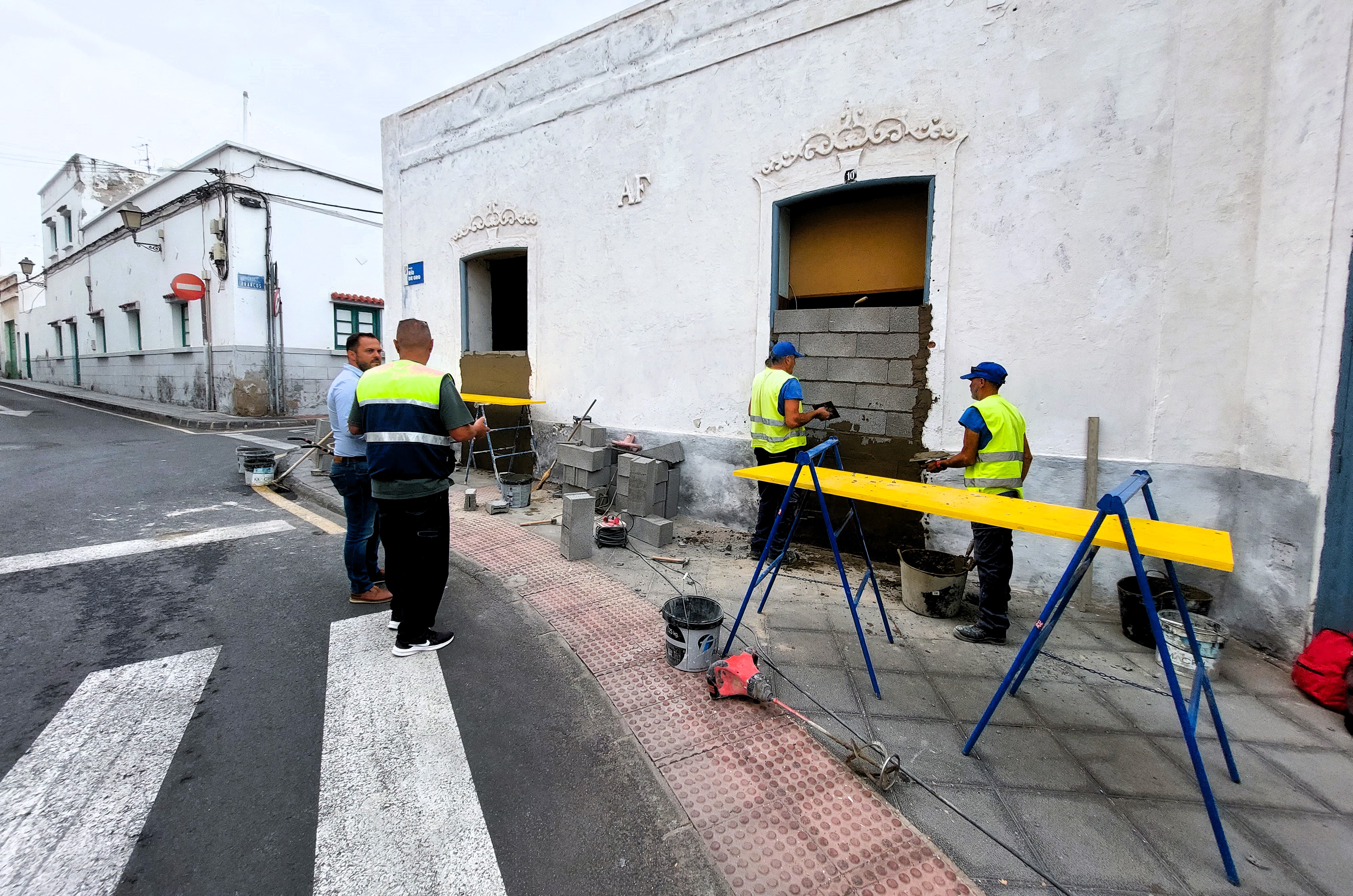 Tercer inmueble tapiado en Arrecife que era utilizado como ' fumadero de drogas'. El alcalde Yonathan de León visitó esta mañana la zona