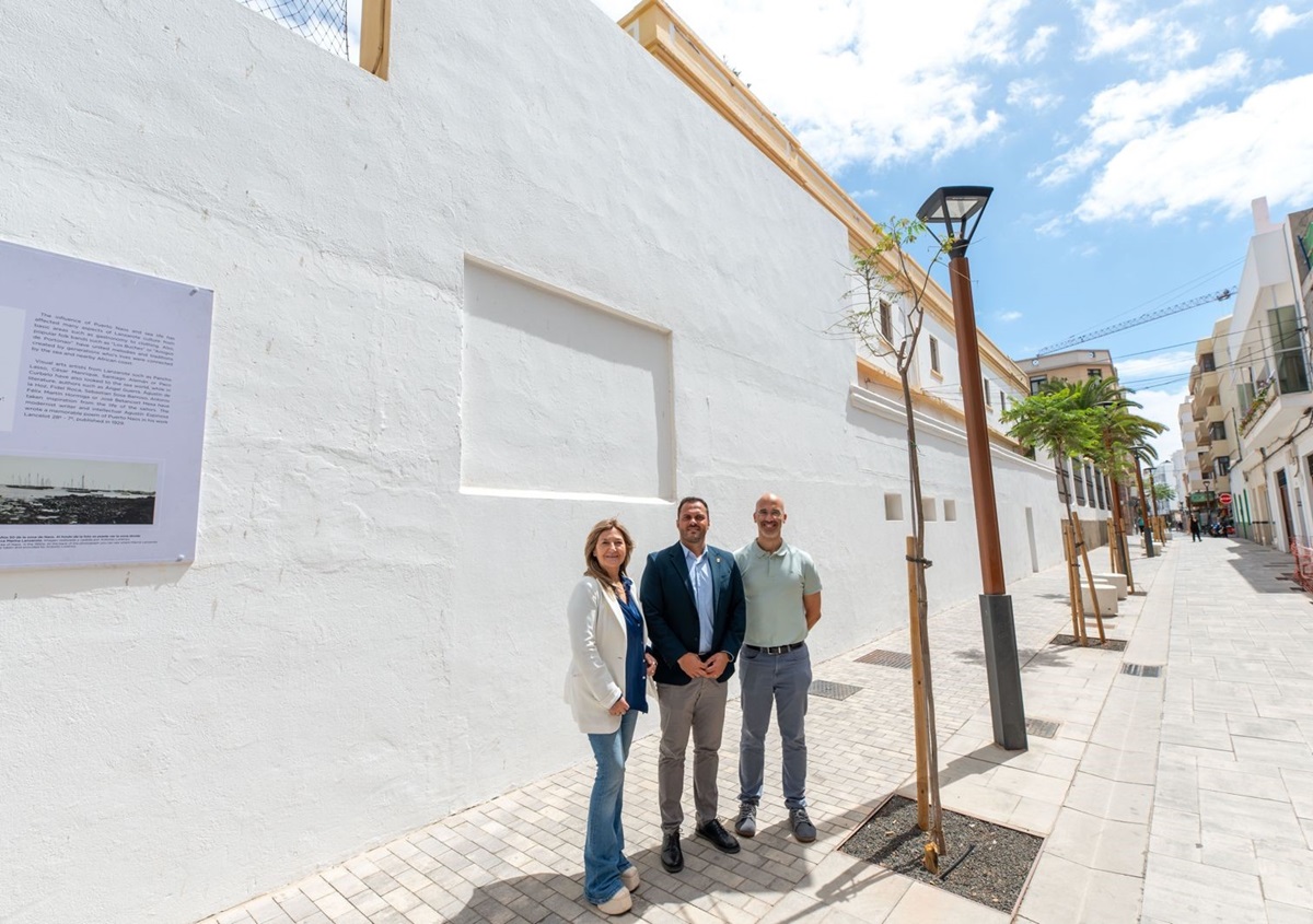 El alcalde de Arrecife con la directora Insular de Educación en Lanzarote, y el director del IES Agustín Espiona