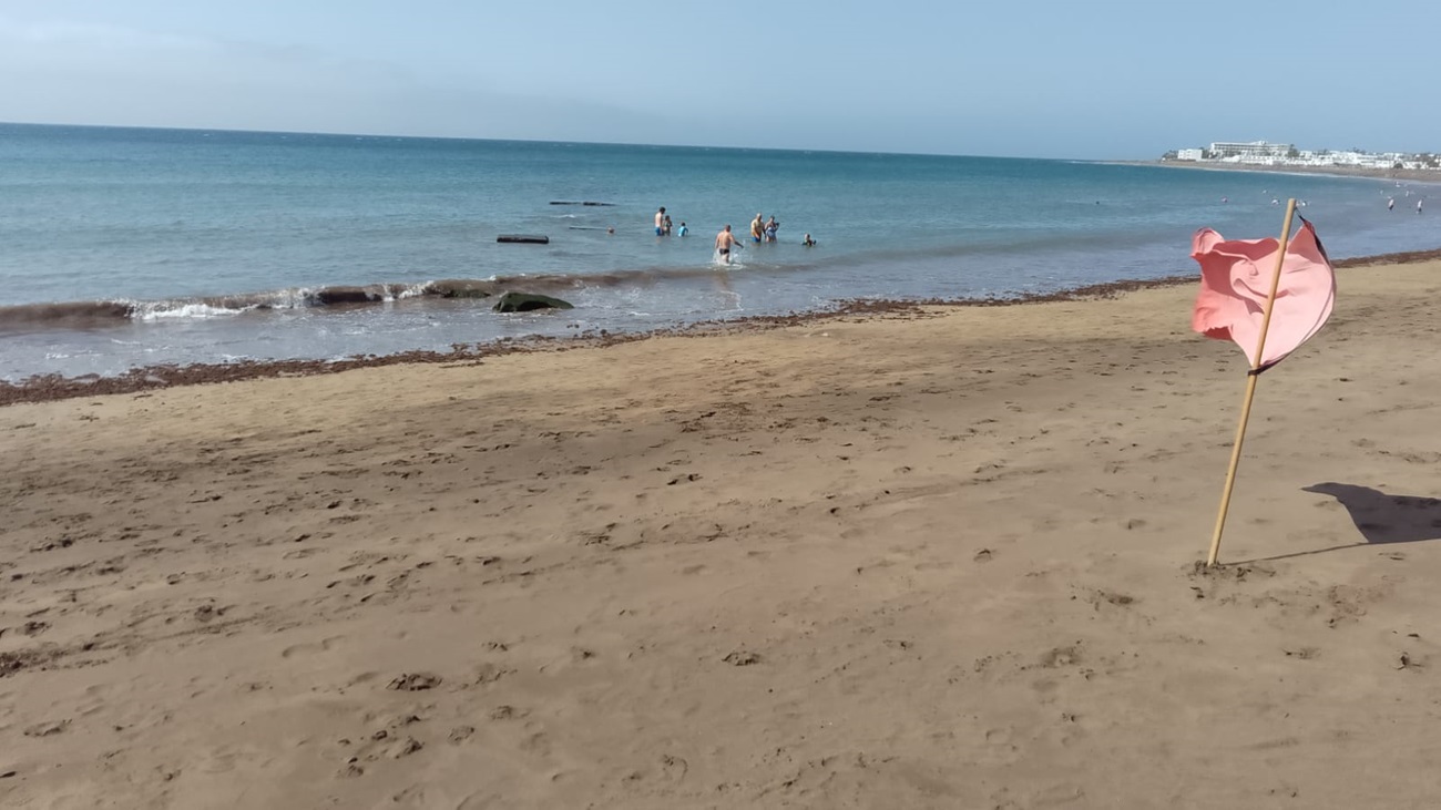 Bandera roja en la playa de Los Pocillos