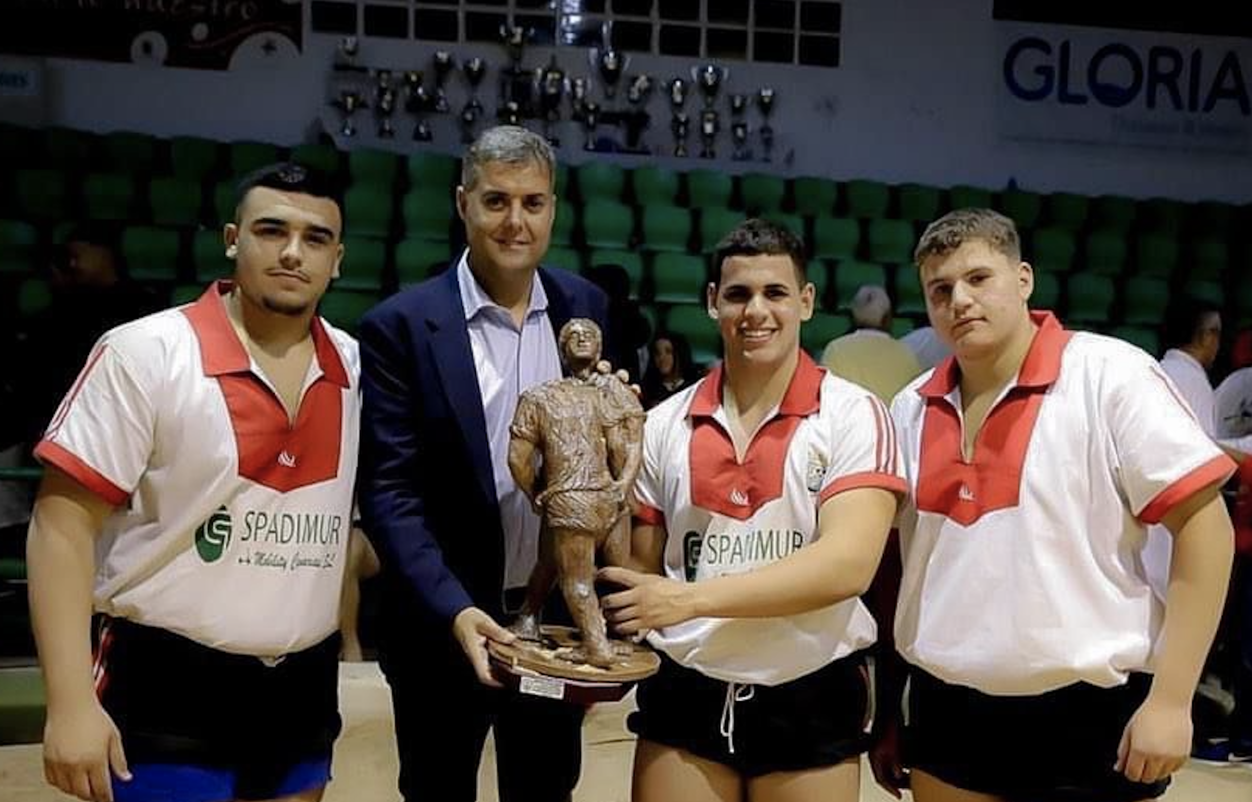 El líder de los populares en Tías, Francisco Aparicio, junto a luchadores del Unión Sur Tías