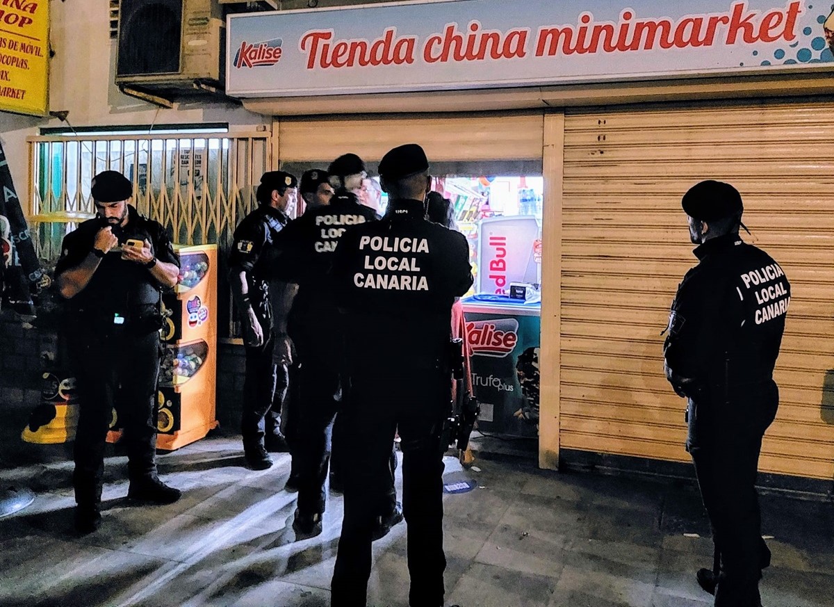 Inspección de la Policía Local de Arrecife a los locales para controlar la venta de alcohol. Este local ha sido propuesto para sanción