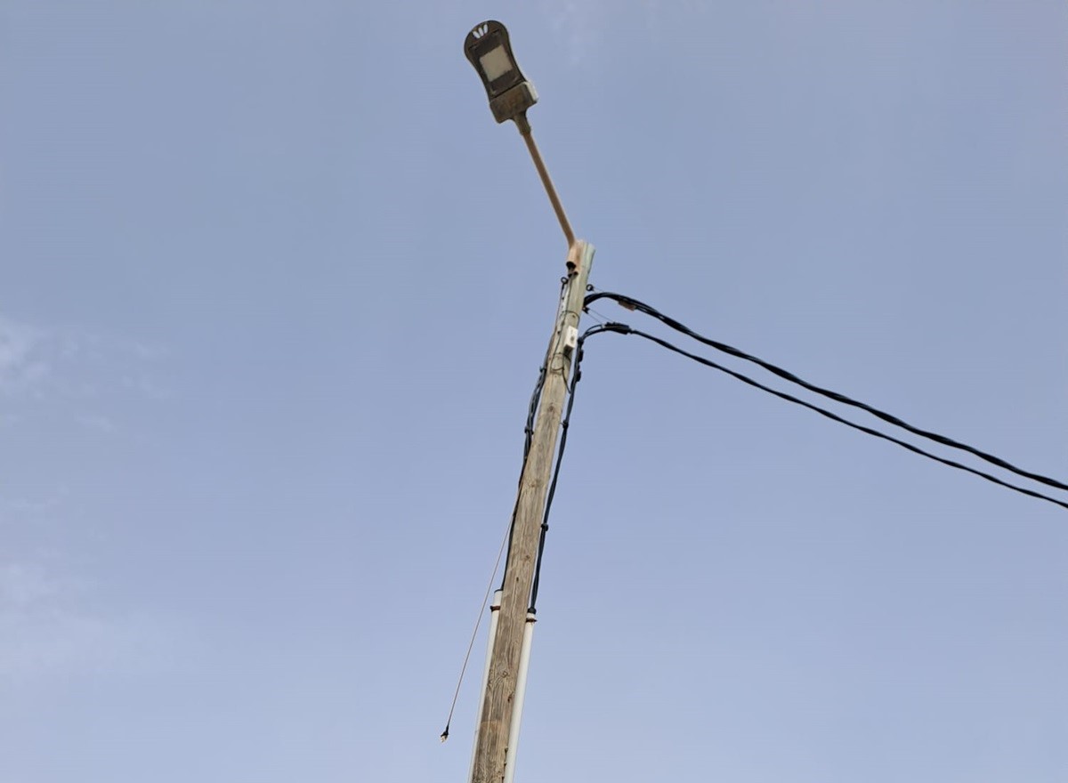 Poste de la luz deteriorado en Teguise