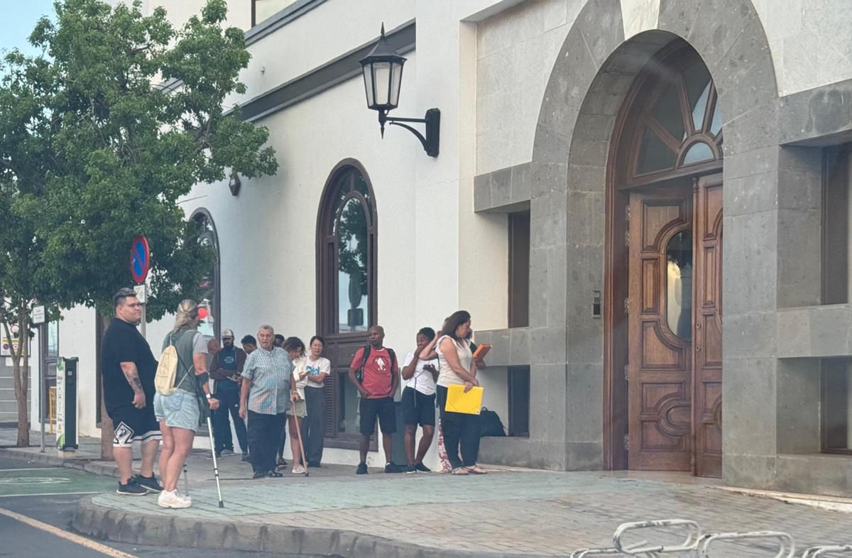 Quejas por las "colas" para empadronarse a la puerta del Ayuntamiento de Arrecife