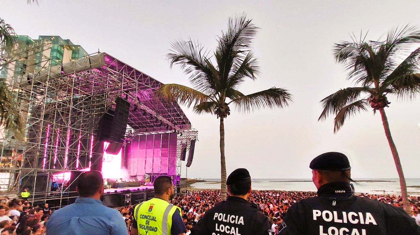 Agentes de la Policía Local en una de las torres de control en la Playa de El Reducto, junto al alcalde de Arrecife, y al concejal de Seguridad y Emergencias 