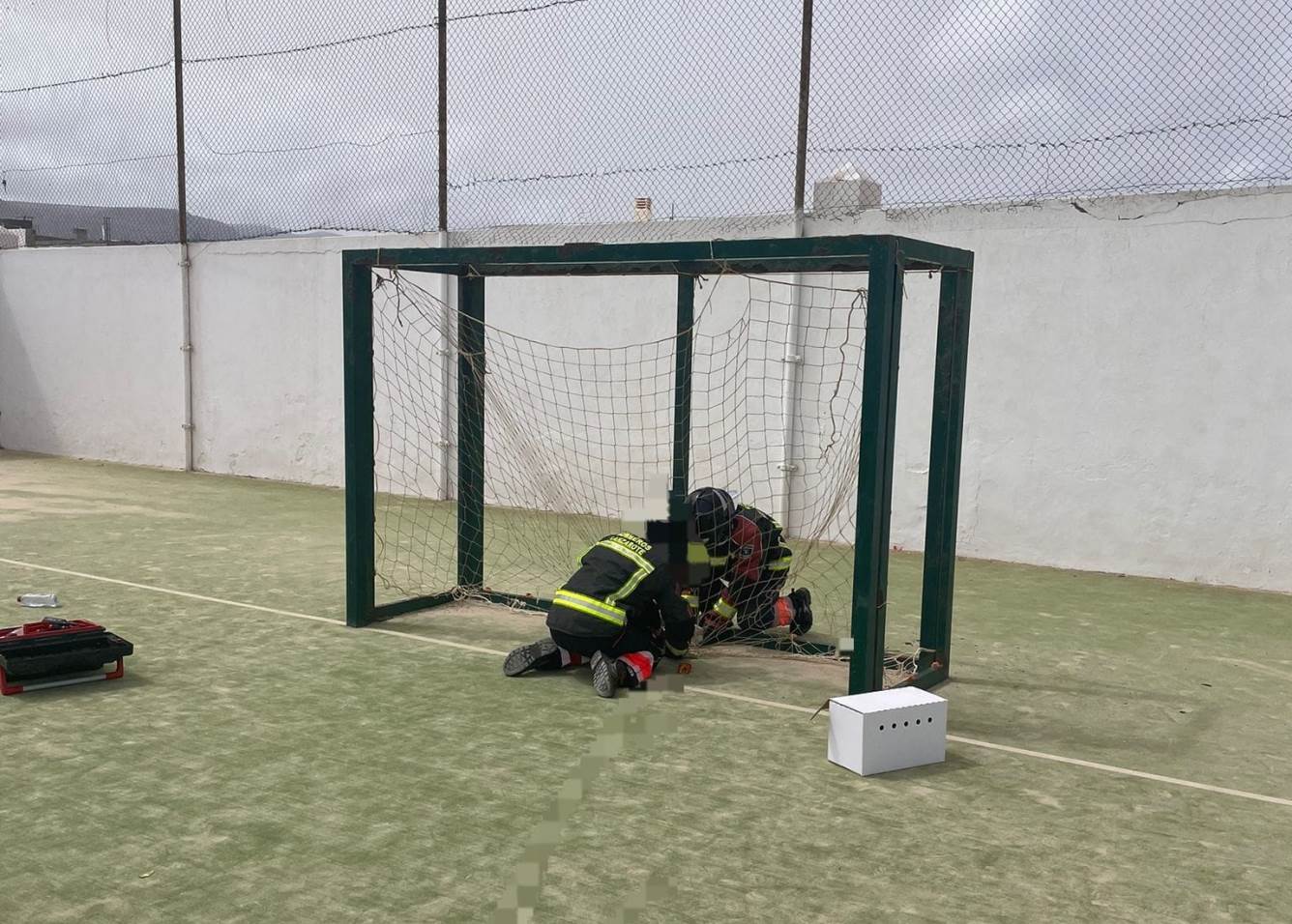 Gato atrapado en las redes de una portería de La Graciosa