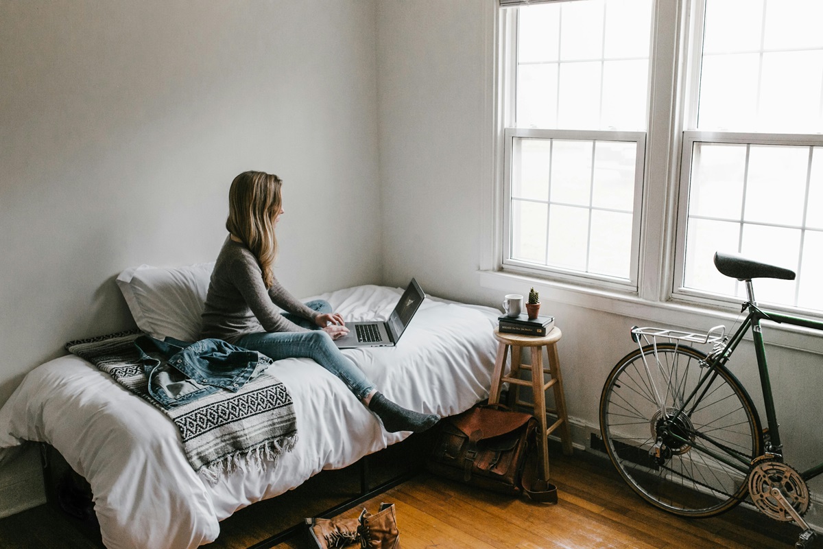 Una joven en su habitación de piso compartido