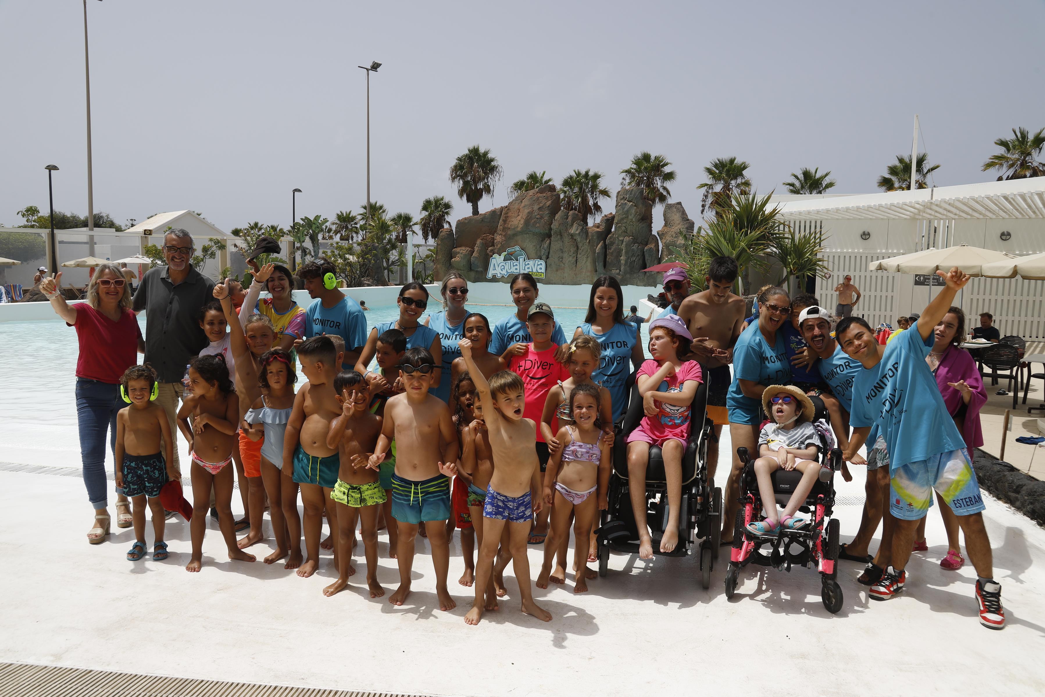 Usuarios de la Asociación Creciendo visitan un parque acuático durante el campamento de verano