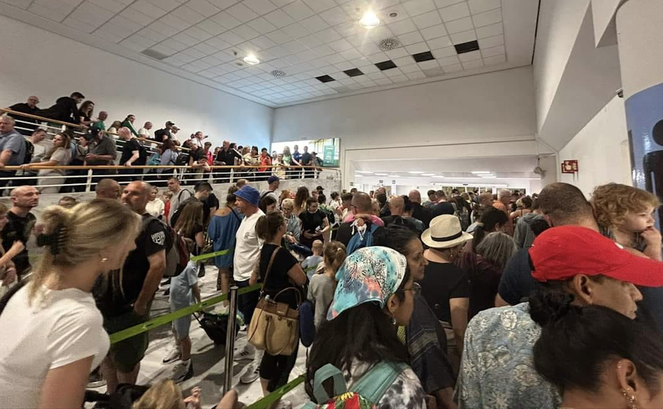 Largas colas en el sellado de pasaportes del Aeropuerto César Manrique. Foto: Cedida.