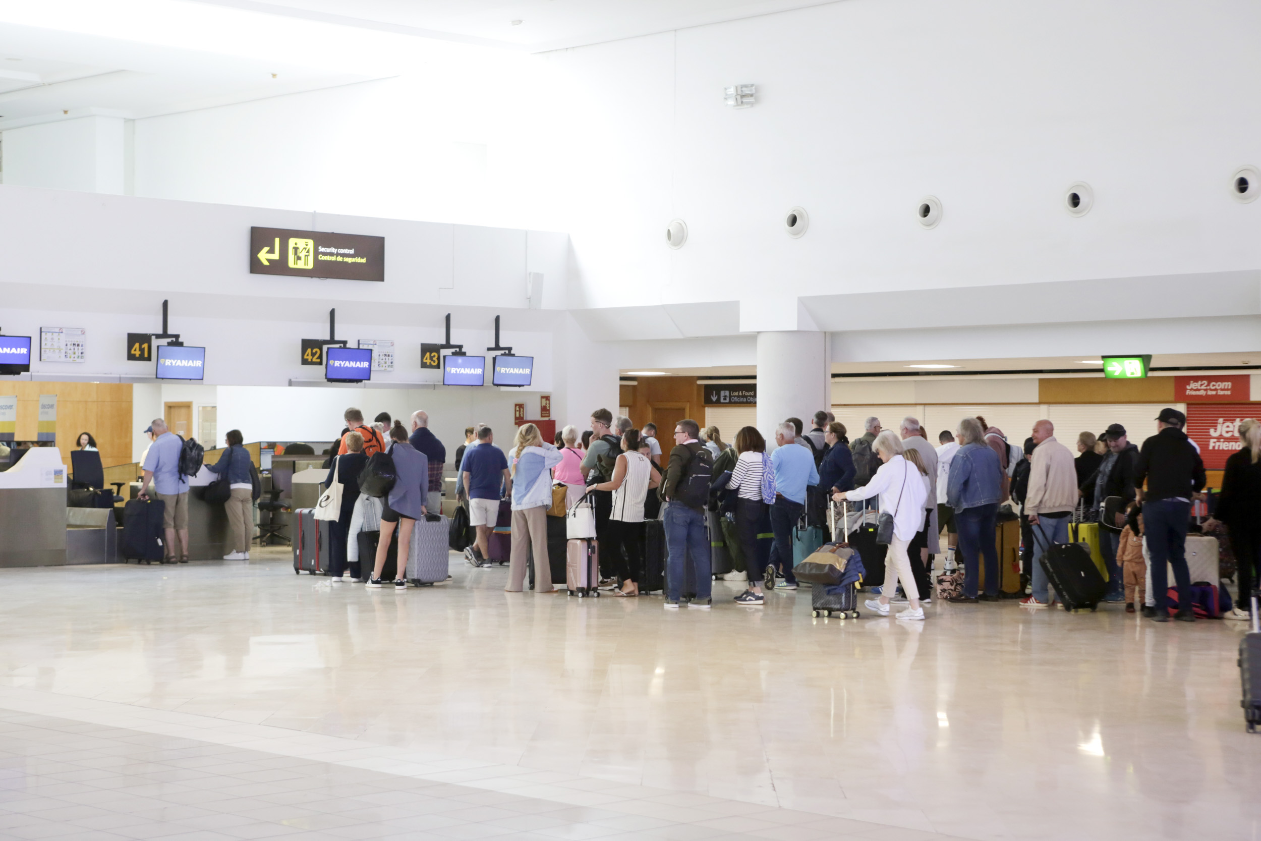 Varios pasajeros facturando en un vuelo de la compañía Ryanair en el Aeropuerto César Manrique. Foto: Juan Mateos.