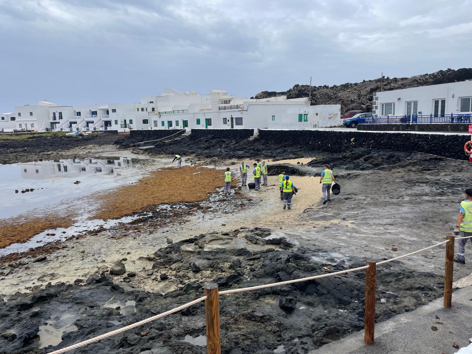 Actuaciones de limpieza en el litoral de Órzola. Foto: Cabildo de Lanzarote.