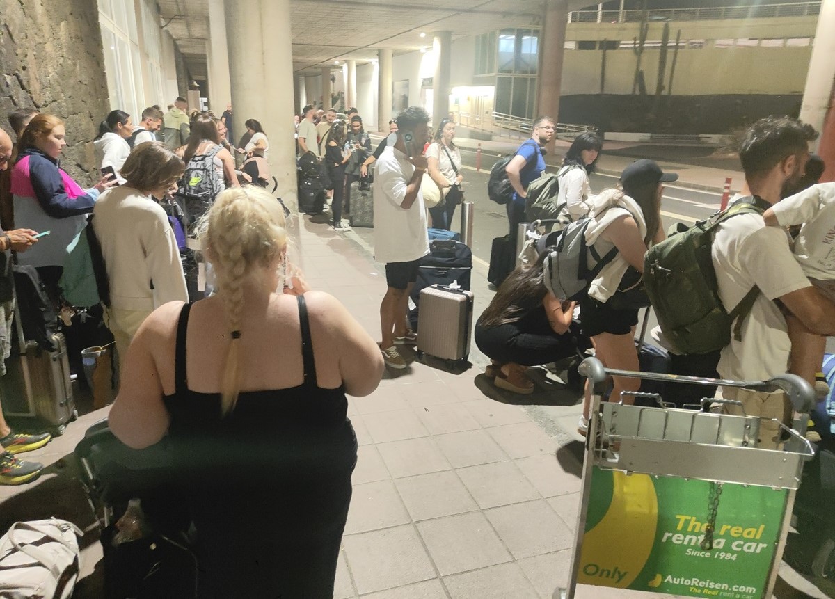 Siguen las quejas por las colas para coger un taxi en el Aeropuerto de Lanzarote