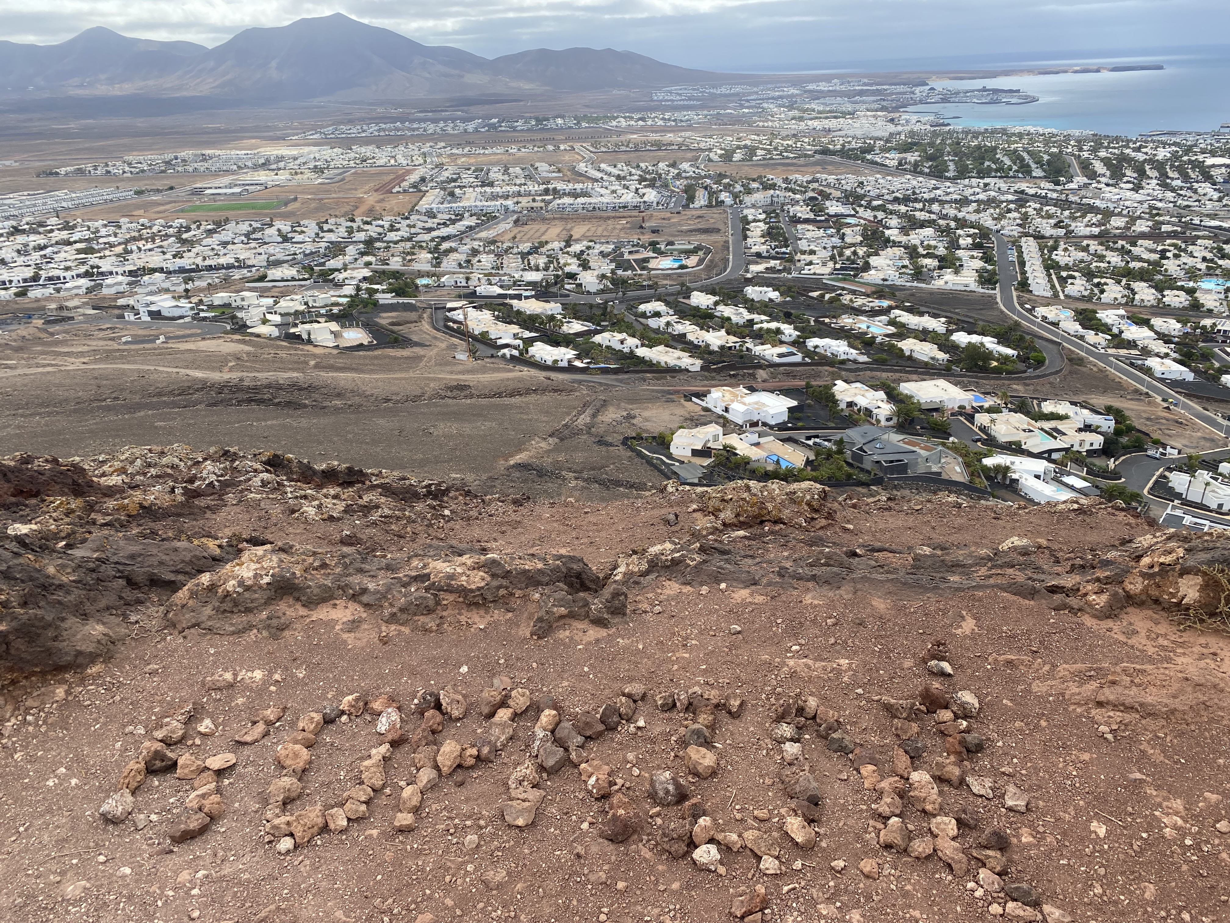 Escribe su nombre con piedras en Montaña Roja en Playa Blanca