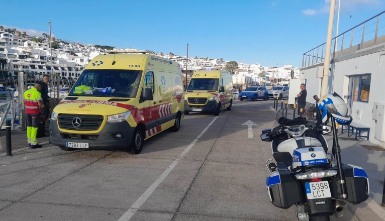 Efectivos de emergencias en el puerto de La Tiñosa