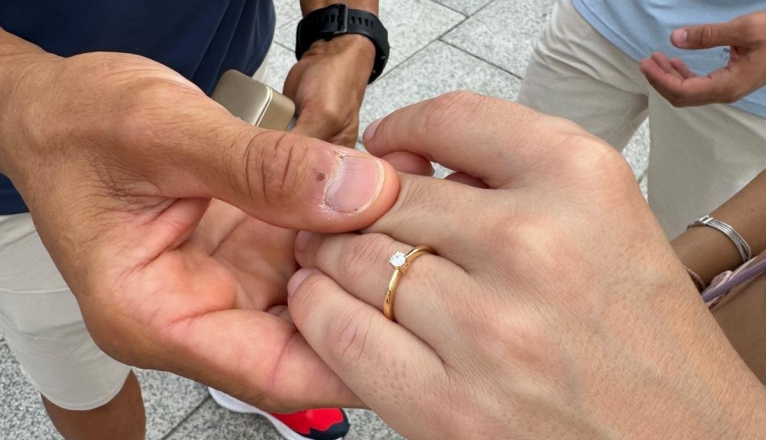 Anillo de pedida de mano de Lionel Morales a su novia