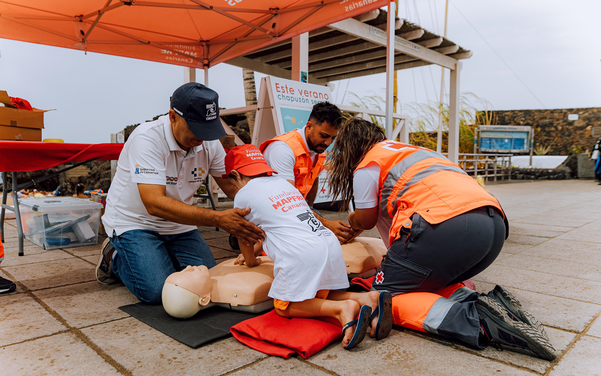 Un niño realiza la formación básica de reanimación cardiopulmonar