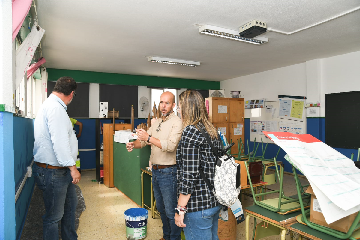 Visita del grupo de gobierno a uno de los centros escolares durante las tareas de limpieza y acondicionamiento