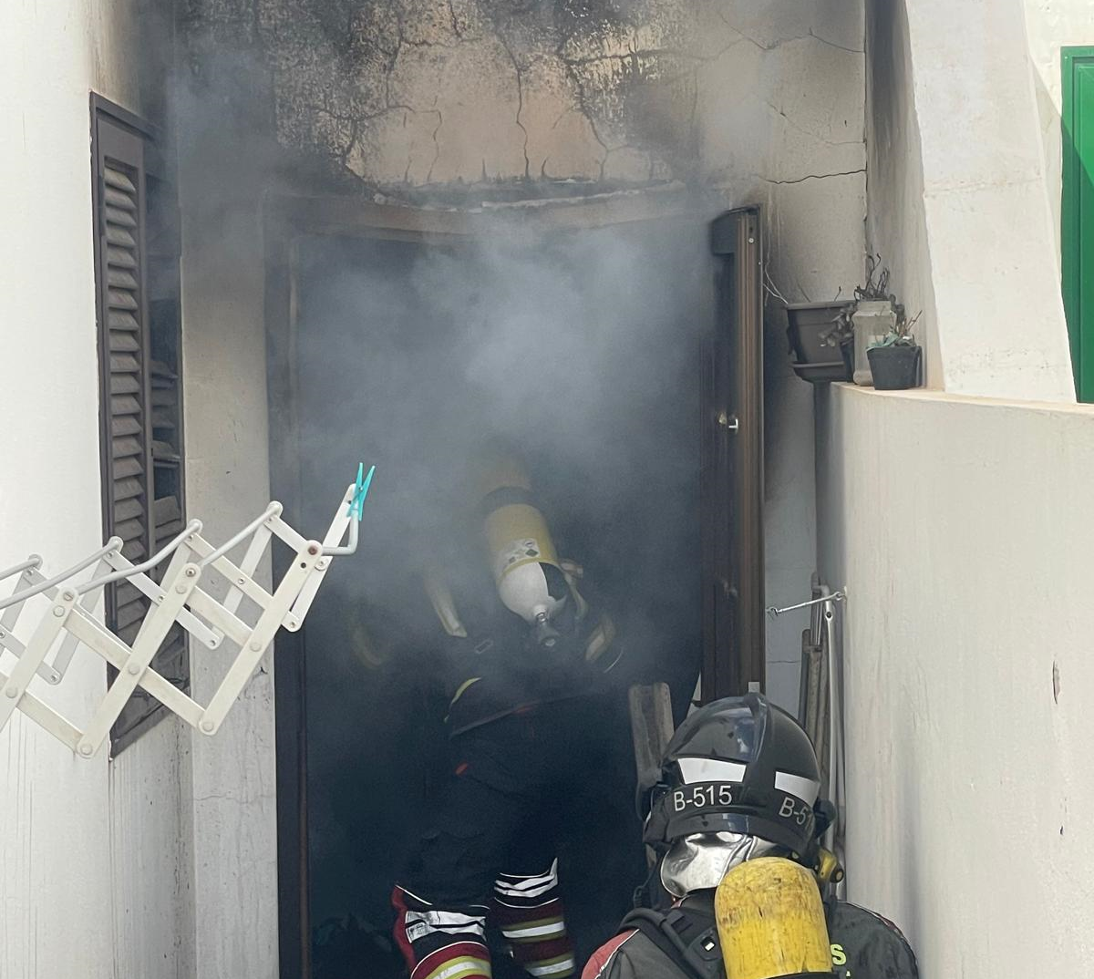 Los bomberos durante las tareas de extinción en la vivienda