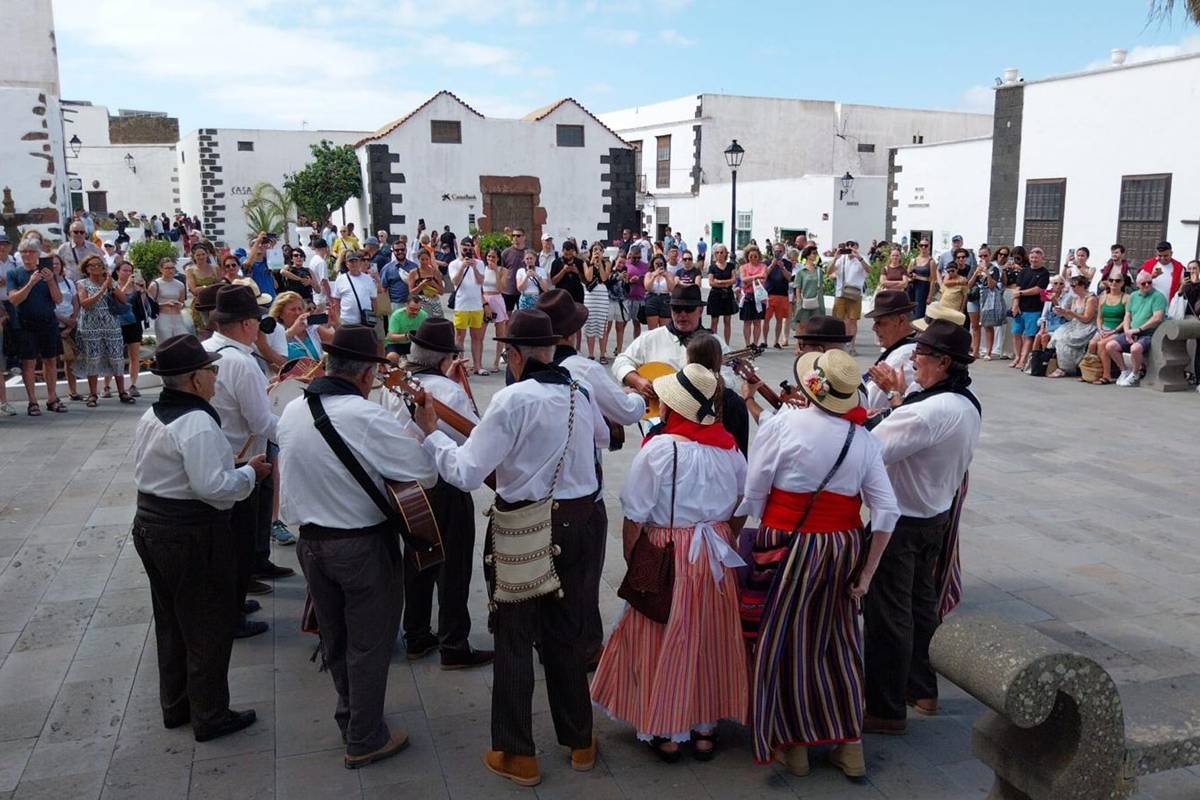 Folclore durante uno de los días de mercadillo en Teguise