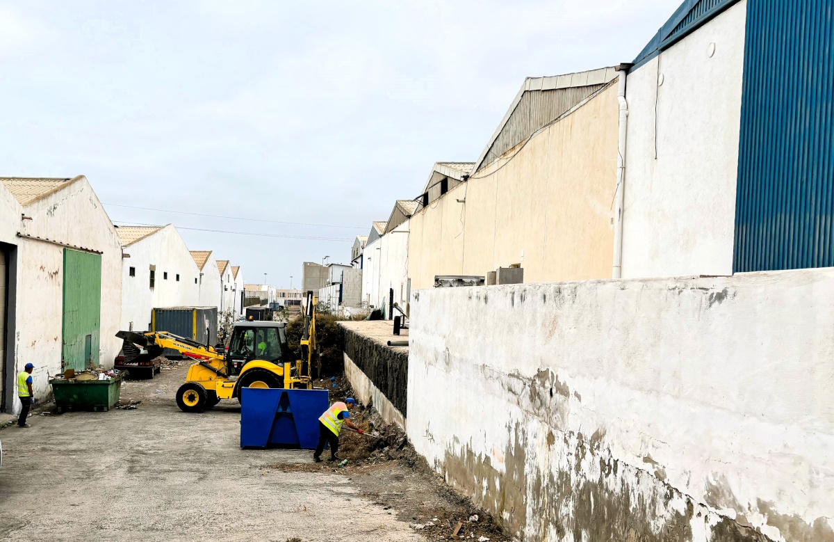 Operarios de la Concejalía de Vías y Obras del Ayuntamiento de Arrecife adecuando el camino en la zona industrial de Los Mármoles