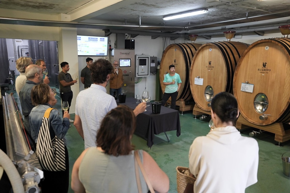 Representantes de las distribuidoras durante la visita a Bodegas El Grifo