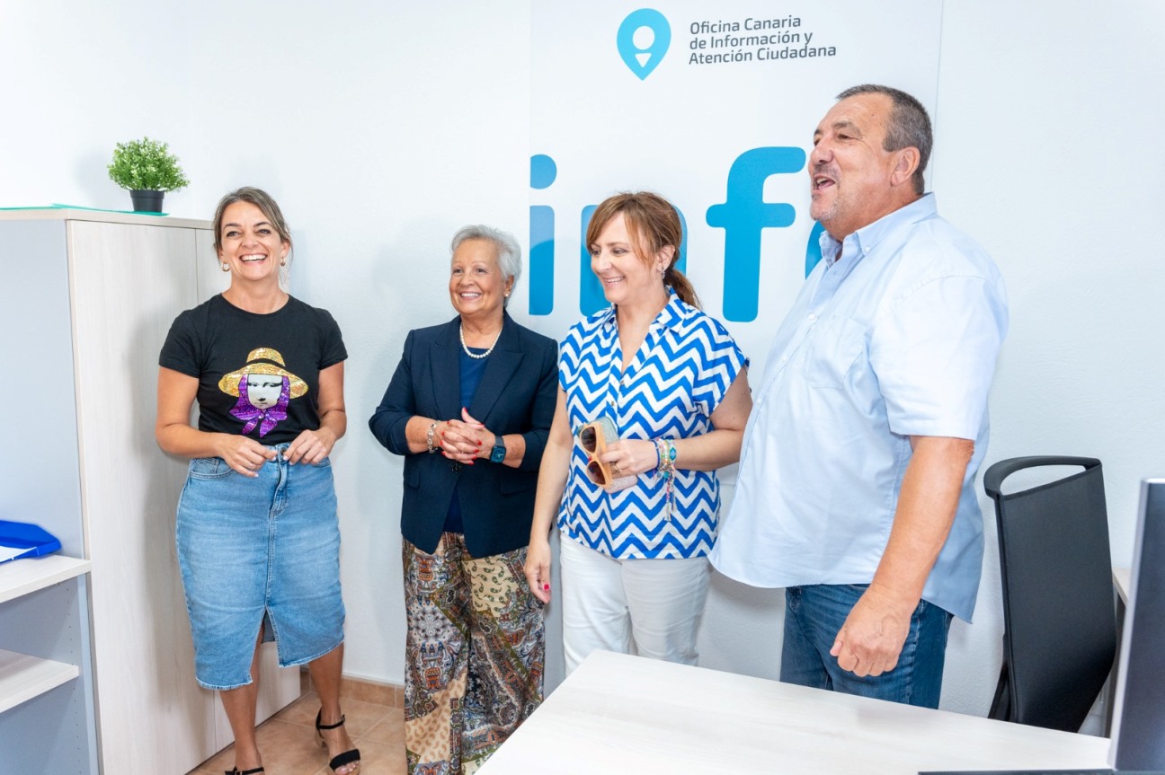 Nieves Lady Barreto, en la presentación de la oficina de La Graciosa, junto al resto de autoridades