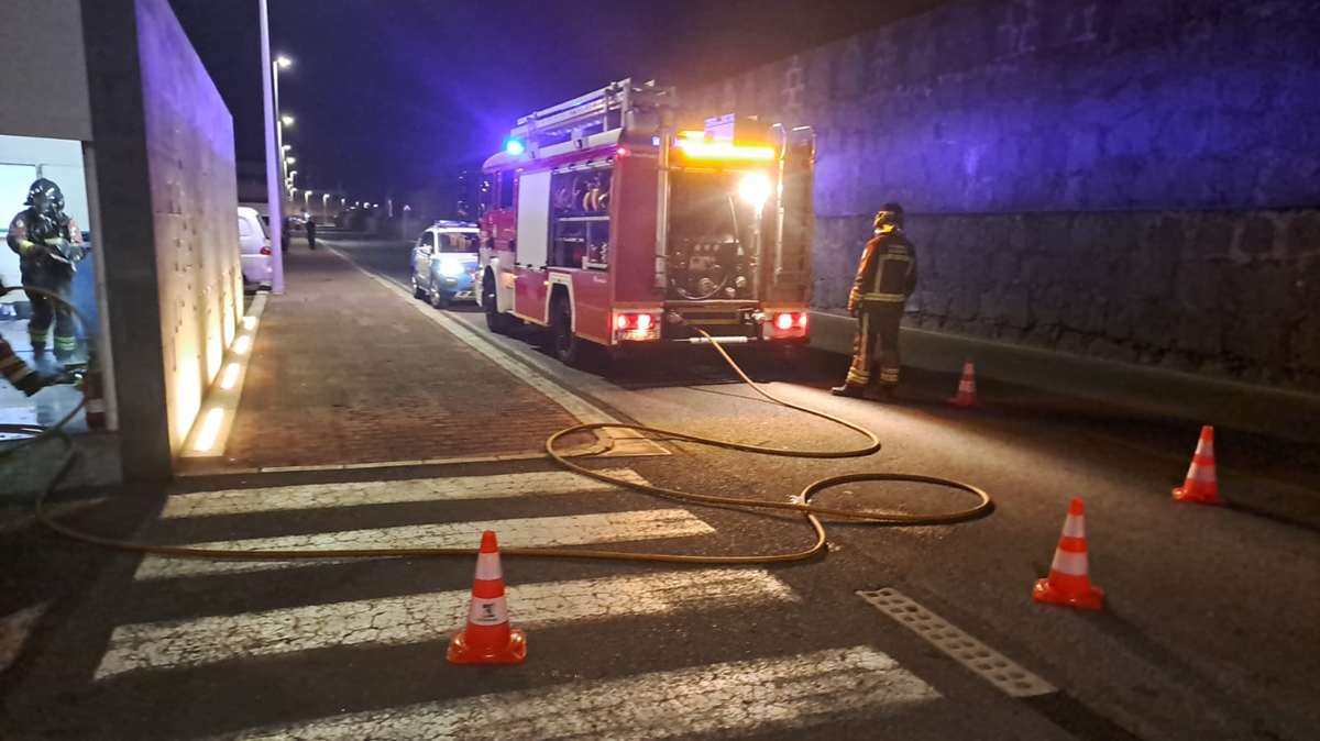 Efectivos de los bomberos durante la extinción del incendio