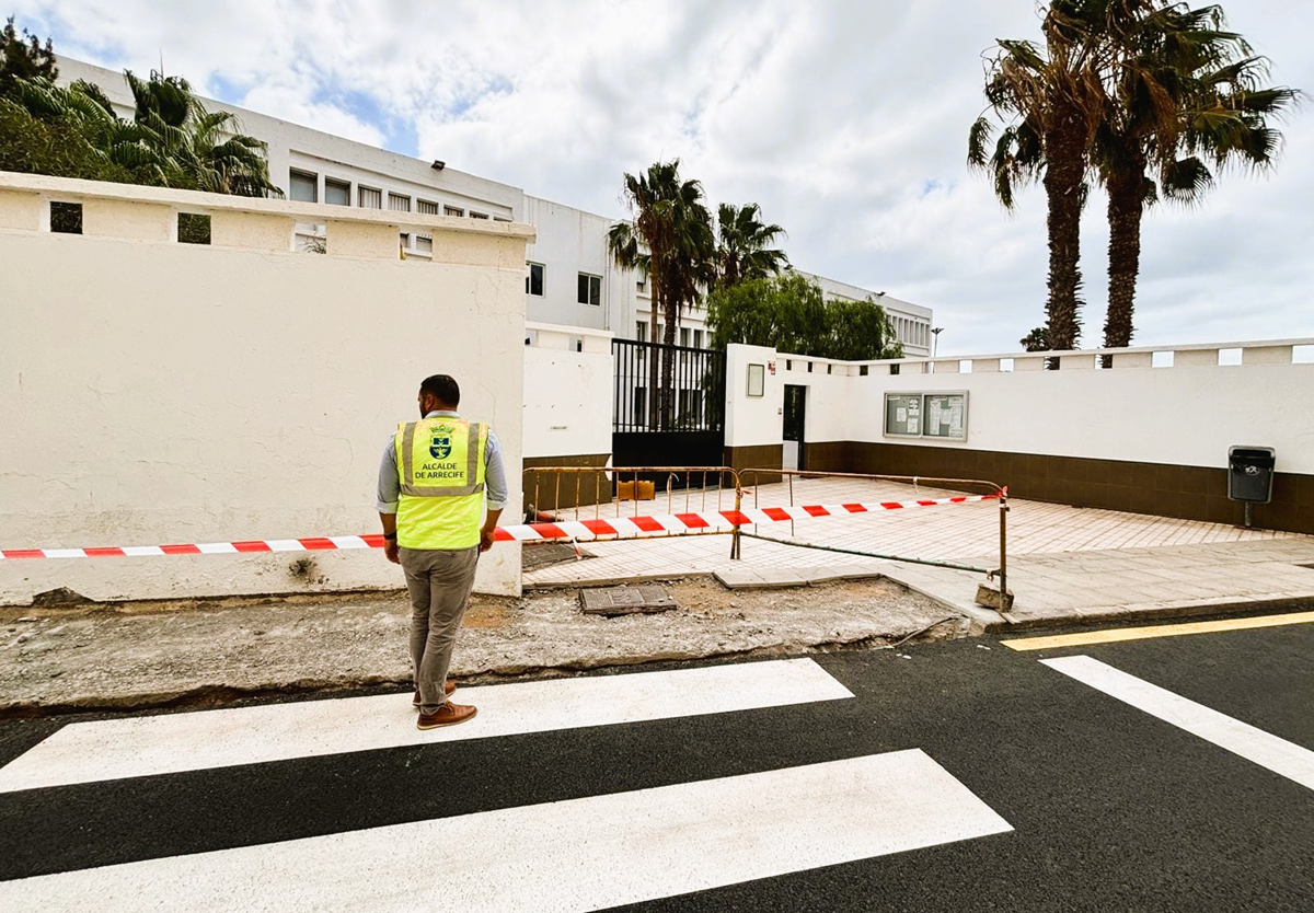 El alcalde de Arrecife visita este verano los trabajos de supresión de barreras junto al IES Salinas