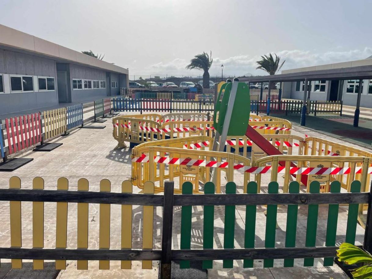 Estado de la zona de infantil del colegio de Costa Teguise